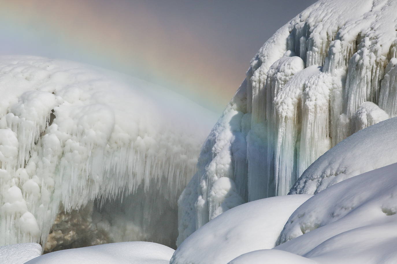 El frío extremo del invierno en América del Norte y Canadá nos brinda una estampa espectacular de las Cataratas del Niágara casi congeladas 