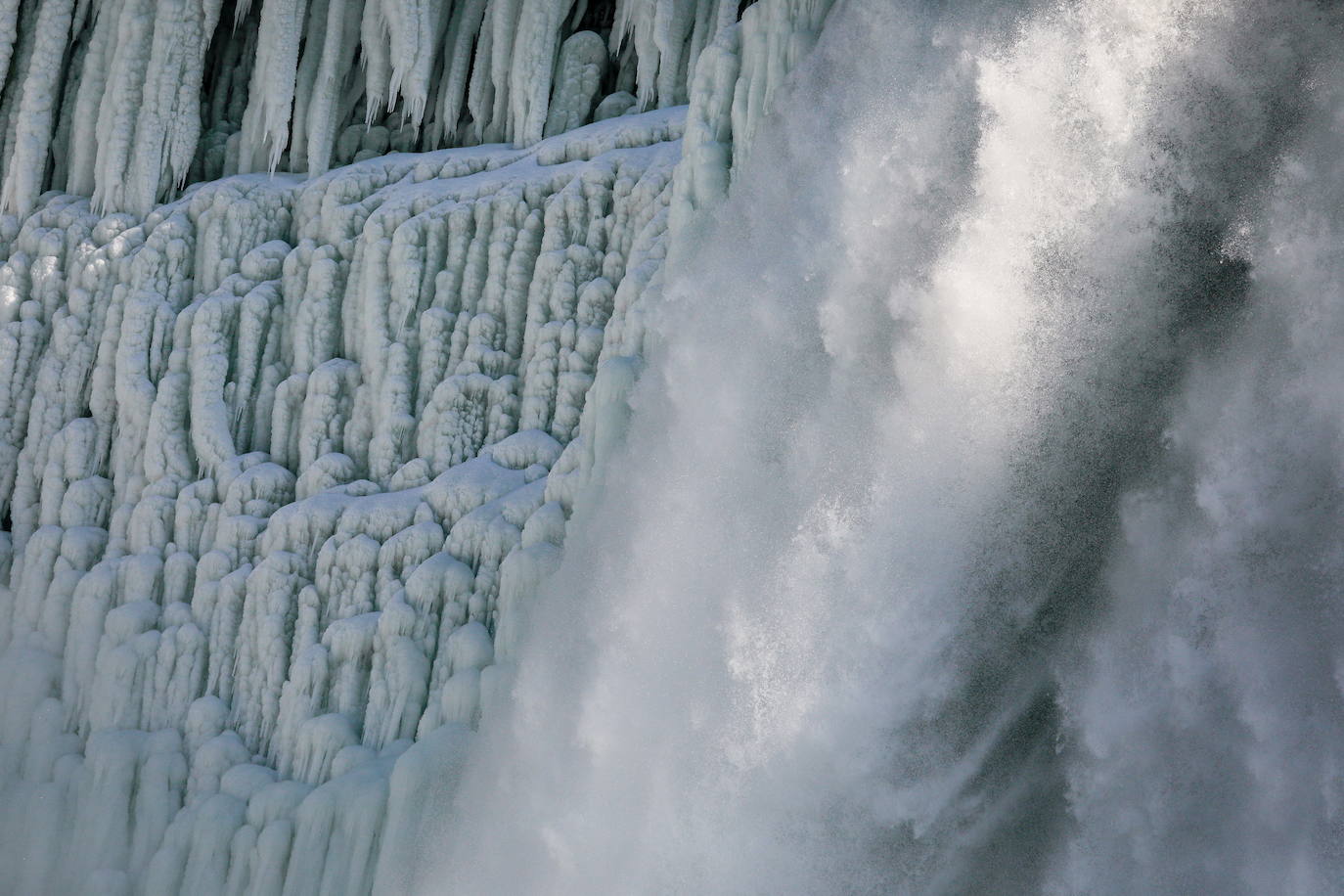 El frío extremo del invierno en América del Norte y Canadá nos brinda una estampa espectacular de las Cataratas del Niágara casi congeladas 