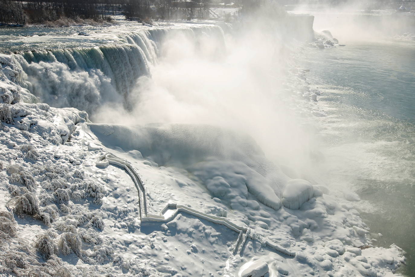 El frío extremo del invierno en América del Norte y Canadá nos brinda una estampa espectacular de las Cataratas del Niágara casi congeladas 