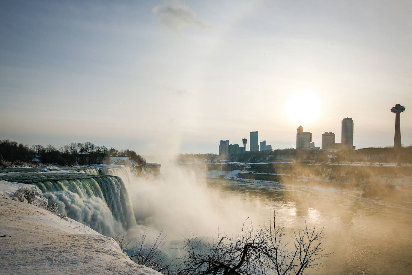 El frío extremo del invierno en América del Norte y Canadá nos brinda una estampa espectacular de las Cataratas del Niágara casi congeladas 