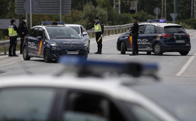 Imagen de archivo de un control policial durante la primera ola del coronavirus