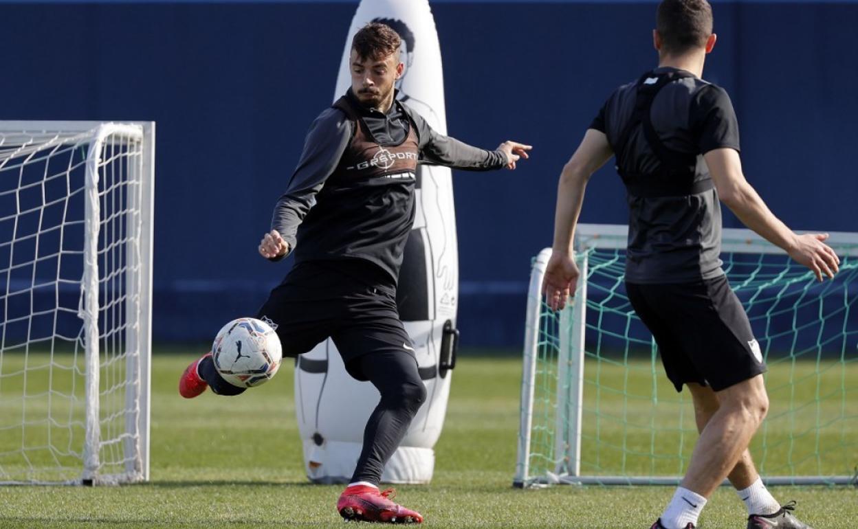 El jugador del Málaga, Cristian Rodríguez, golpea un balón durante un entrenamiento reciente con el equipo. 