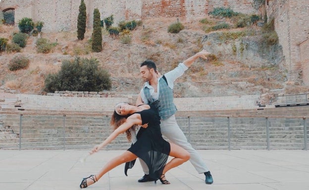 Julia Ruiz y Abel Campos, frente a la Alcazaba. 