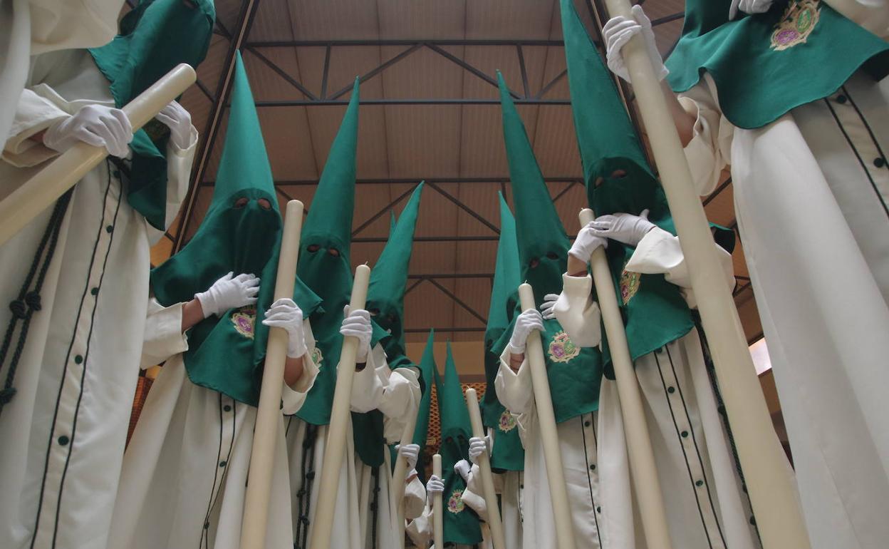 Nazarenos de la Virgen de Nueva Esperanza, a su salida de la parroquia de Santa Ana y San Joaquín. 