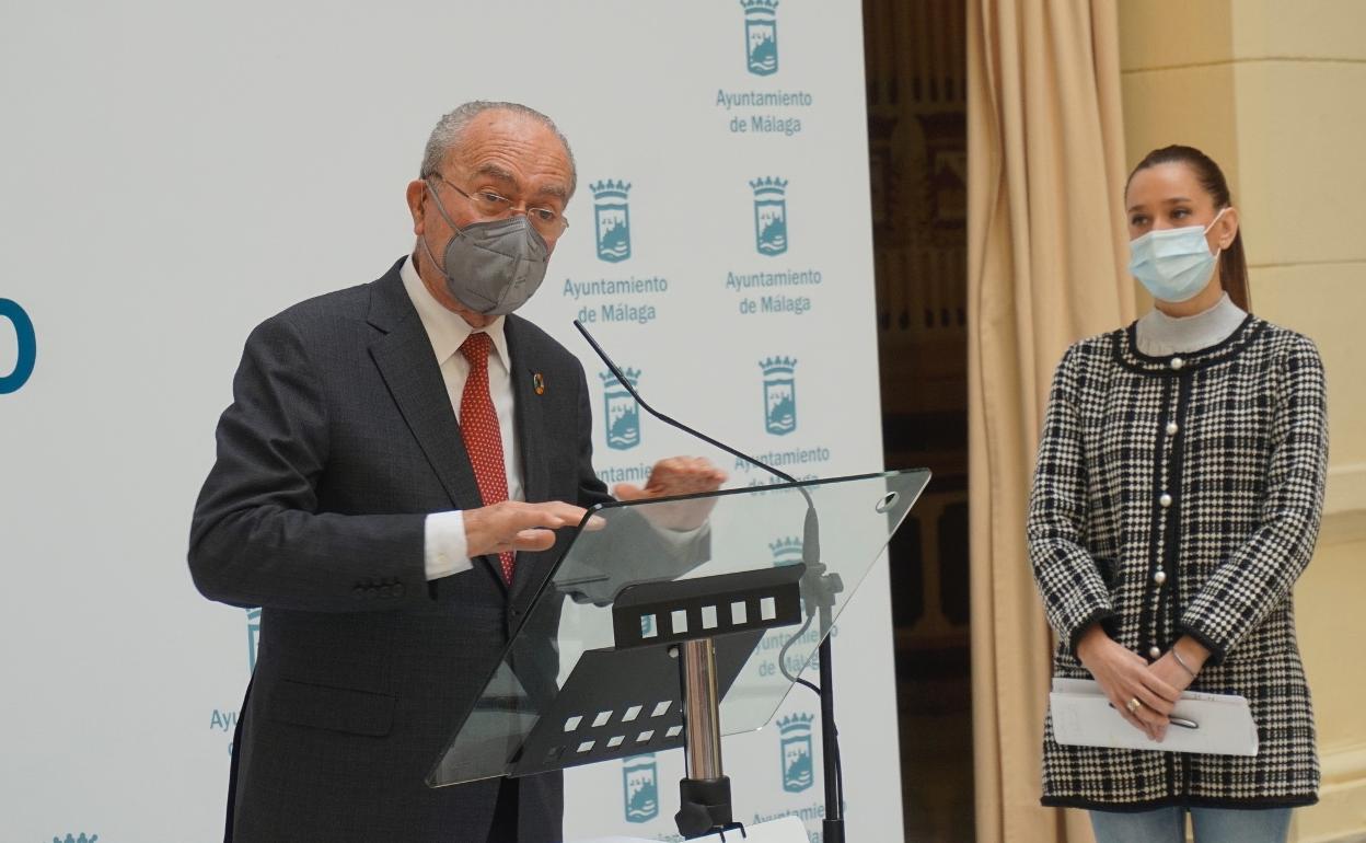 De la Torre, y la portavoz popular Elisa Pérez de Siles, durante la rueda de prensa.