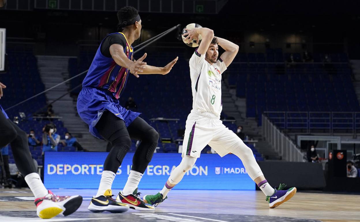 Brizuela busca el pase, defendido por Brandon Davies, en el duelo de Copa del Rey ante el Barcelona. 