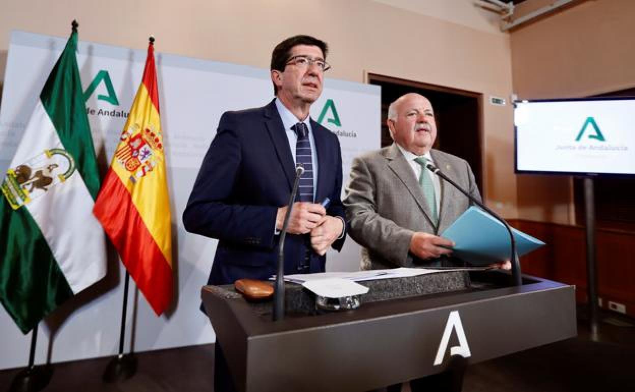 Juan Marín, junto a Jesús Aguirre, en una imagen de archivo