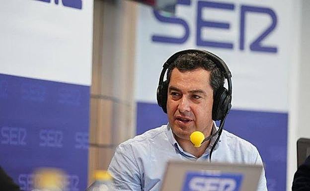 Juanma Moreno, durante la entrevista, este viernes.