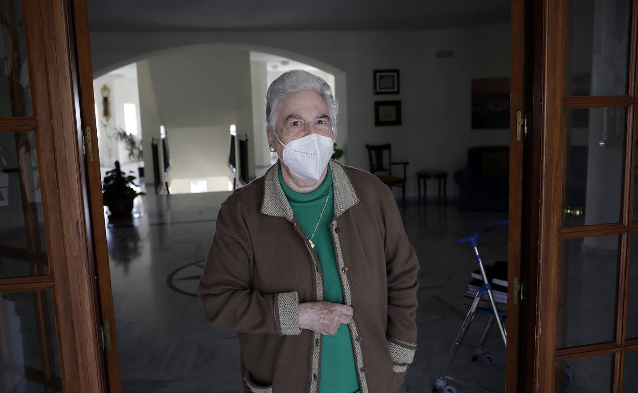 Aurora Moreno, en el interior del complejo residencial Santa Clara. 