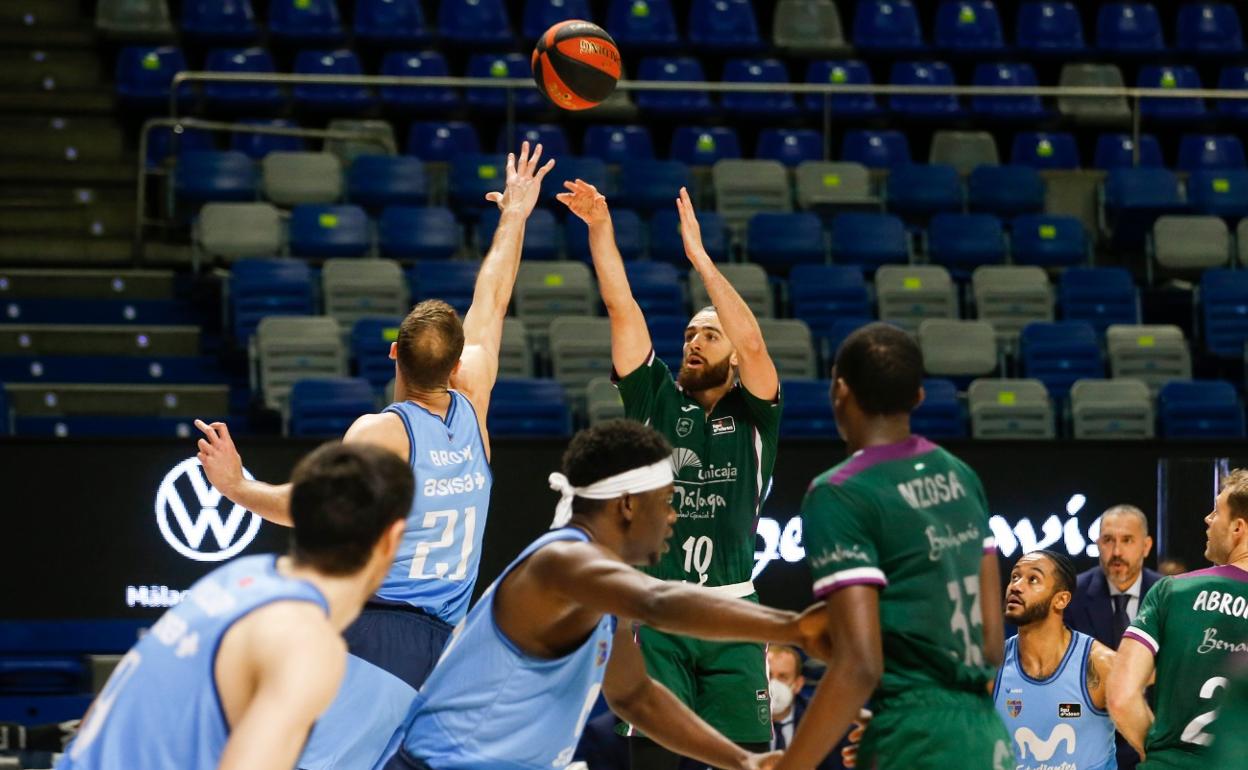 Francis Alonso lanza un triple durante el partido ante el Movistar Estudiantes.