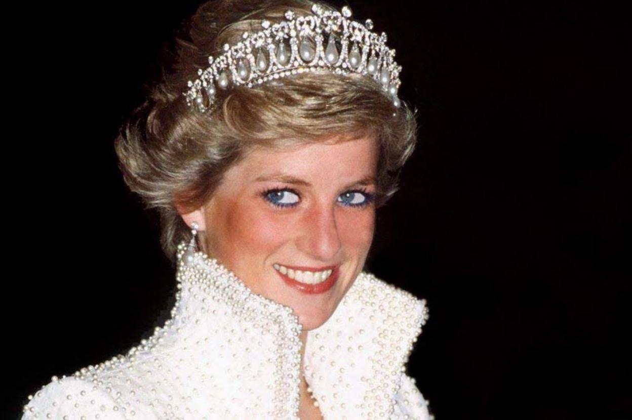Lady Di, con la tiara de los enamorados. sur