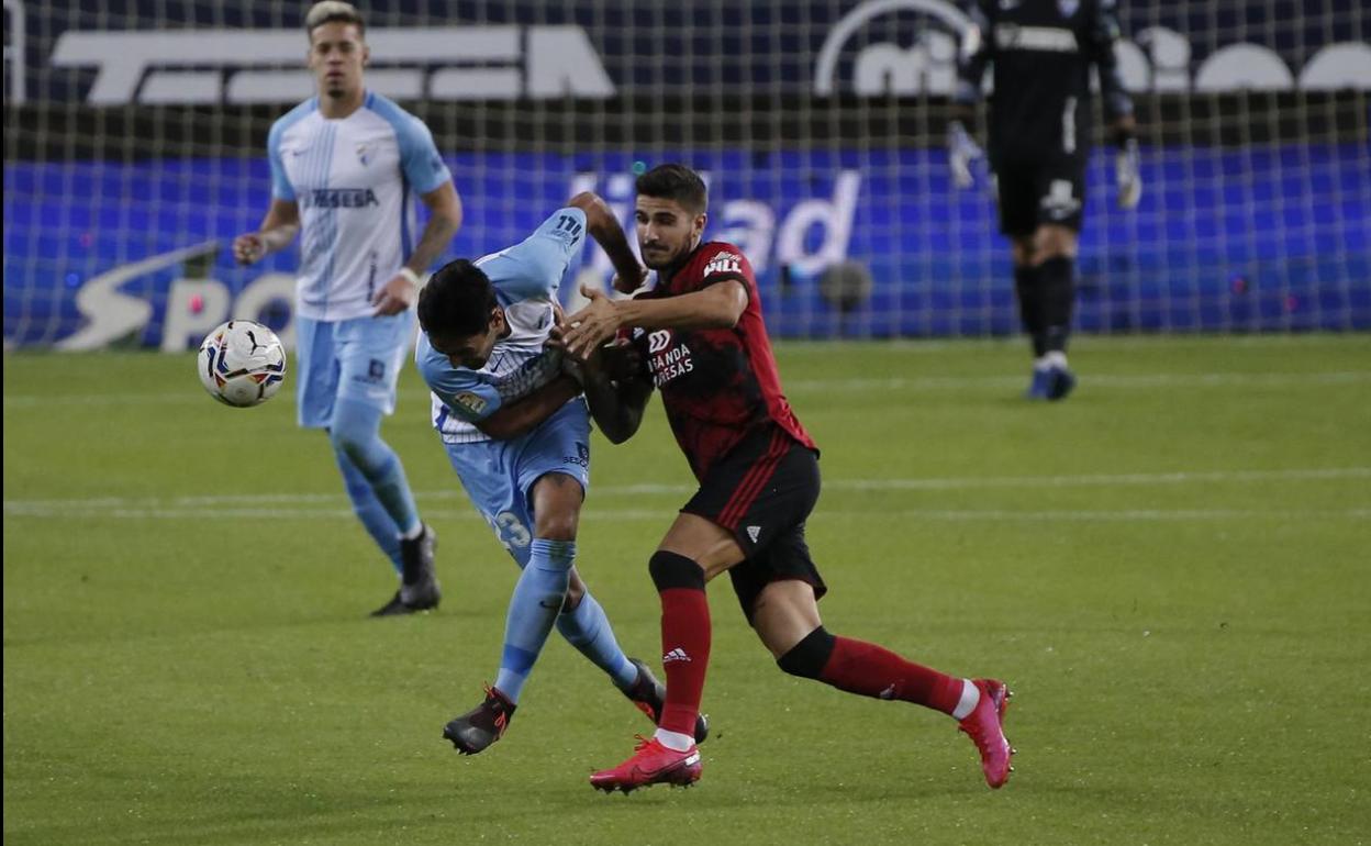 Escassi, pieza clave del equipo, es agarrado por Berrocal en el partido de la primera vuelta. 