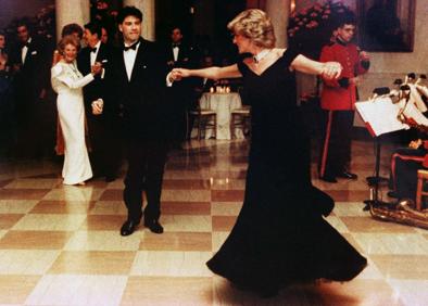 Imagen secundaria 1 - Arriba, Lady Di el día de su boda. Abajo, a la izquierda, bailando con Travolta en la Casa Blanca y, a la derecha, con el conocido como 'vestido de la venganza'. 