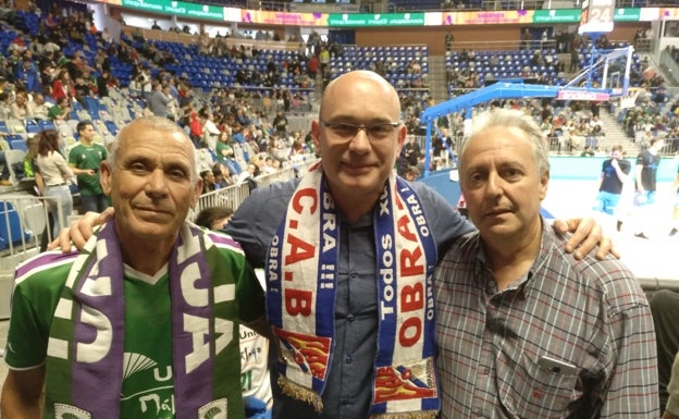 Imagen principal - Arriba: Manolo Moya, a la izquierda de la imagen con dos amigos. Abajo. Manolo Sevillano, en el centro de la imagen durante un partido. Foto de la derecha. Andrea Luque con una bufanda del Unicaja y el Carpena de fondo.