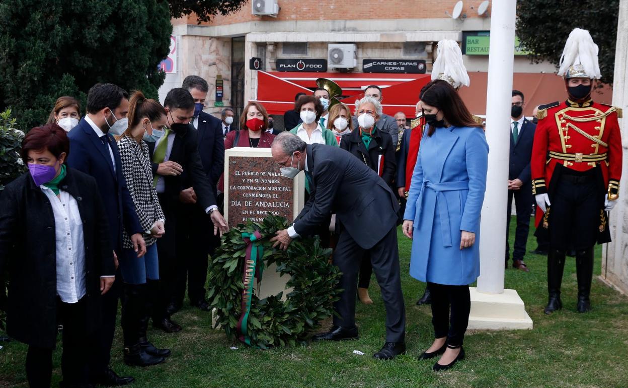 Pedro Luis Gómez y Francisco de la Torre, junto al resto de la Corporación Municipal, en la ofrenda floral de esta mañana junto al monumento a Blas Infante 