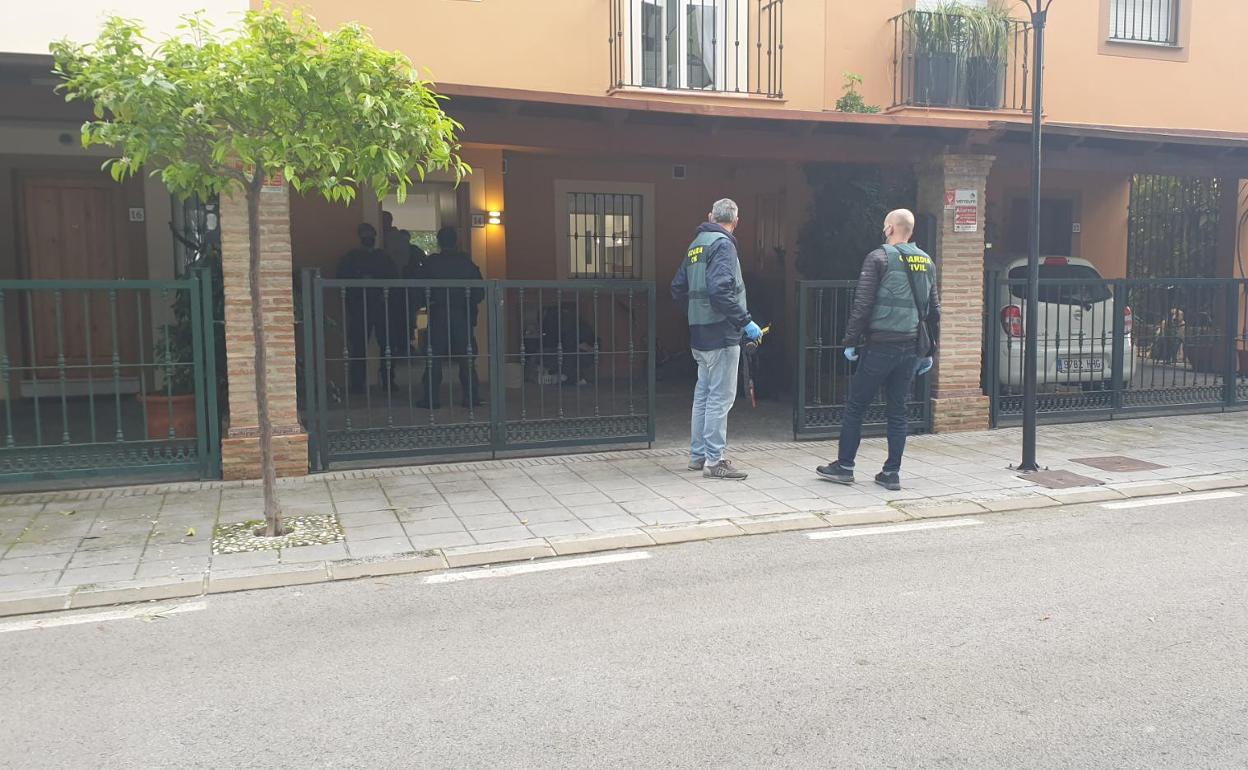 Agentes desplegados en Estepona. 