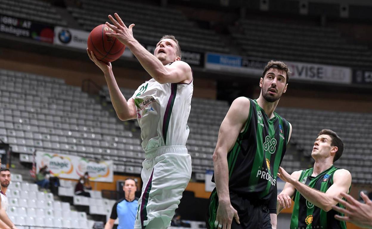 Waczynski penetra a canasta en presencia de Tomic y López-Aróstegui durante el partido ante el Joventut.