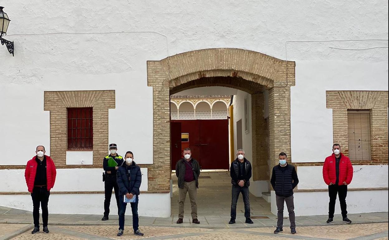 Organizadores y autoridades, delante de la Plaza de Toros de Antequera. 