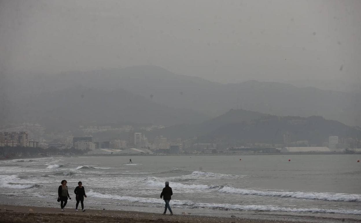Situación de los cielos a causa de la calima, esta mañana en las playas de Málaga. 
