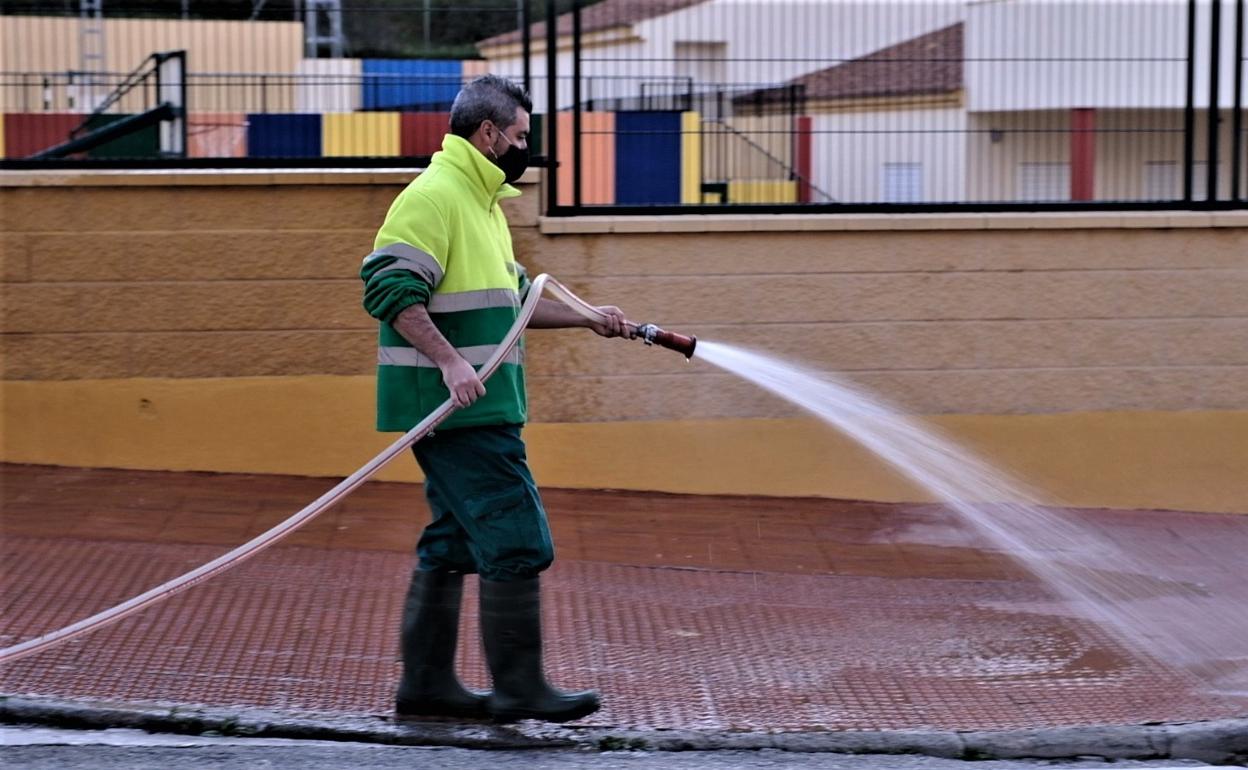 Un operario de la EMMSA, en plena faena. 