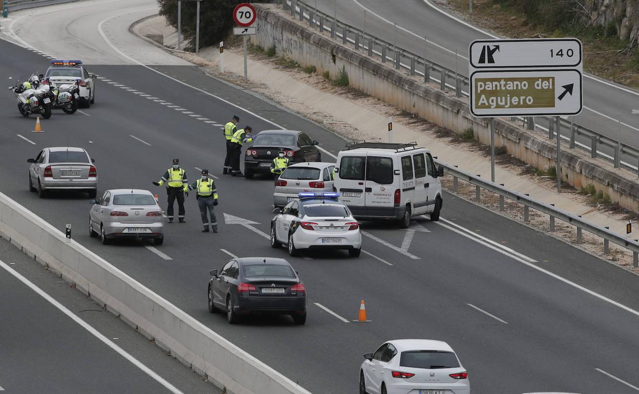 Control de la Guardia Civil en Málaga para evitar desplazamientos no permitidos por el estado de alarma 