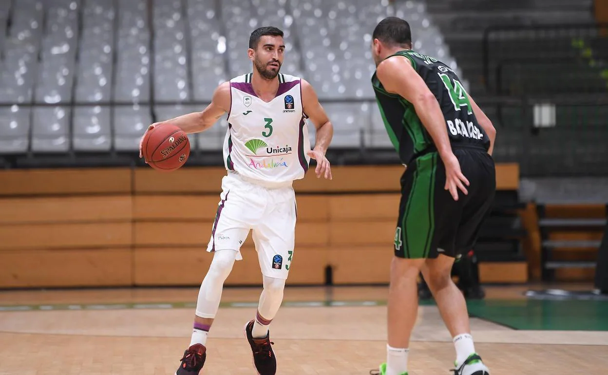 Jaime Fernández encara a Ventura durante el partido entre el Unicaja y el Joventut. 