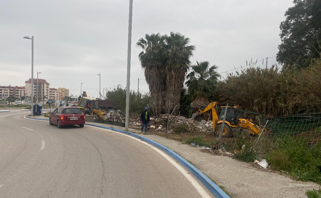 Trabajos de demolición de la vivienda ilegal, este miércoles junto a la rotonda de acceso a Torre del Mar desde Málaga. 