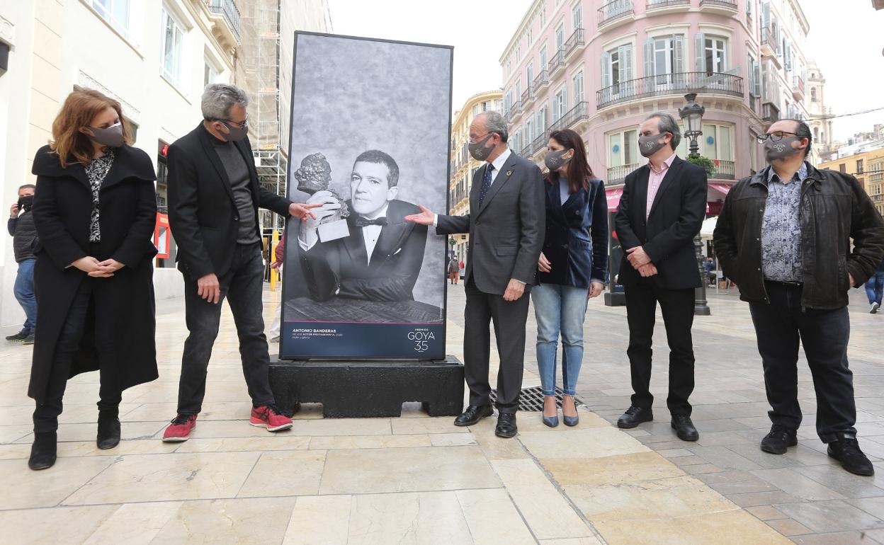 Mariano Barroso y Francisco de la Torre observan la foto de Antonio Banderas con el Goya en la expsoición.