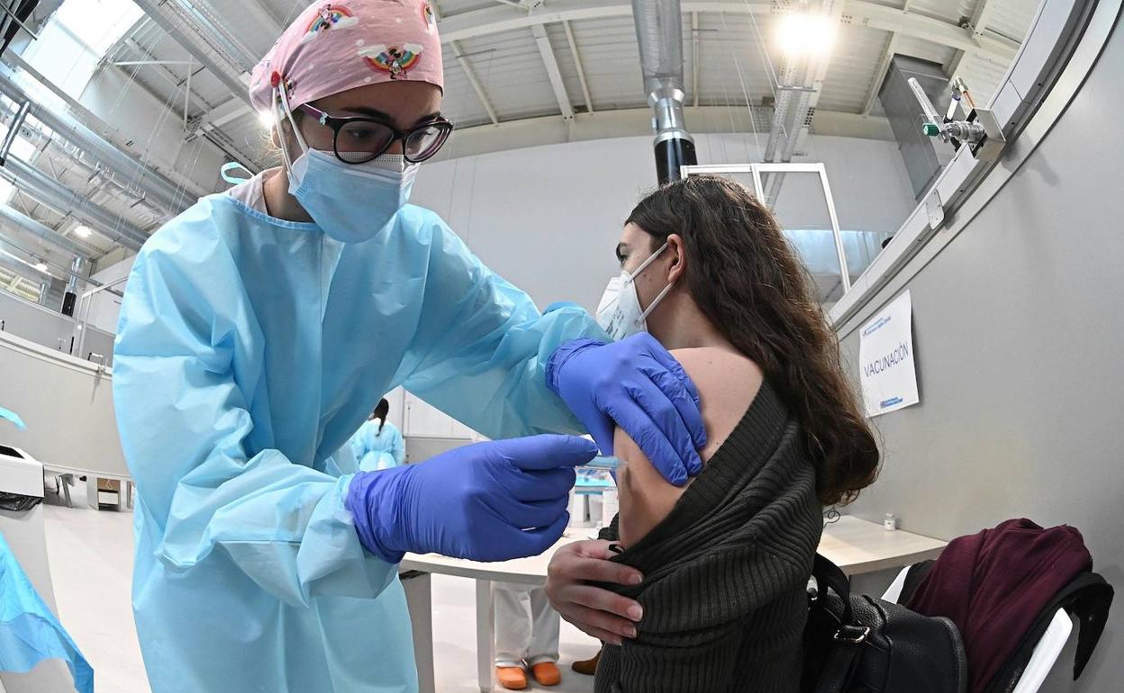 ¿Puede dar un falso positivo una PCR tras recibir la vacuna contra el Covid?