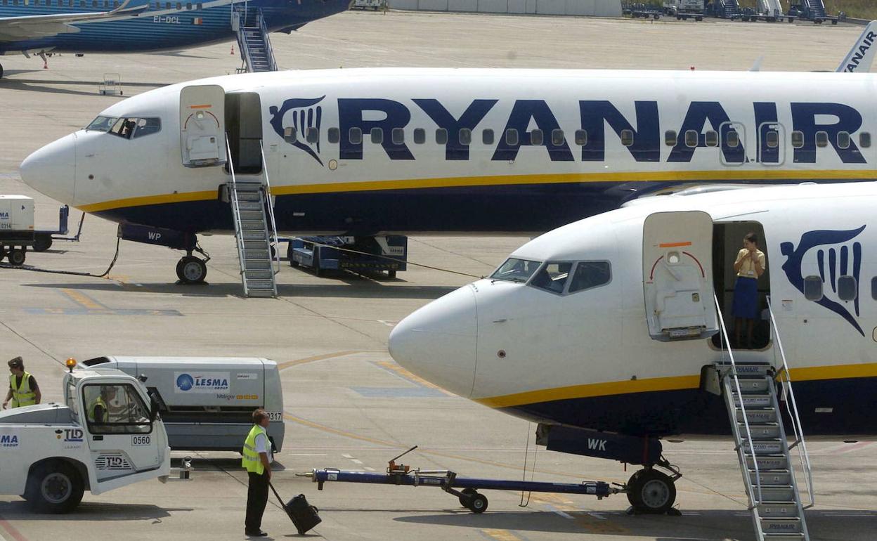 Aviones de Ryanair esperan en el aeropuerto. 