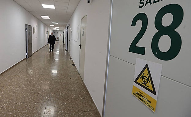 Un cartel indica las salas con difuntos por Covid-19. 