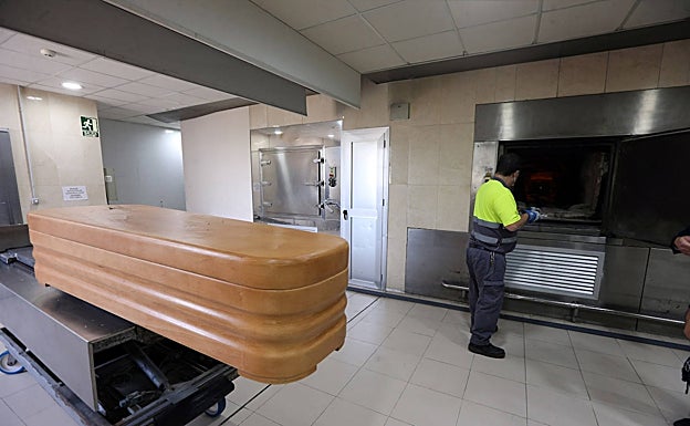 Imagen principal - Entierros en la era Covid: el trabajo silencioso del adiós