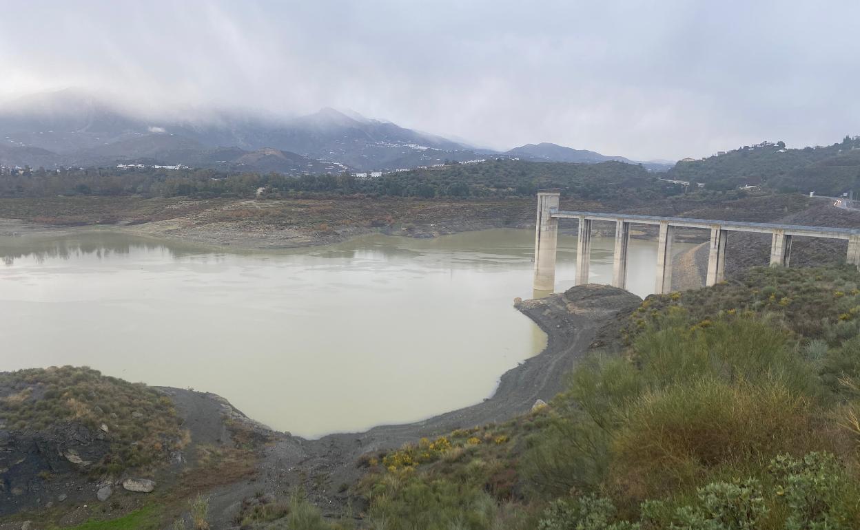 Imagen del embalse de La Viñuela, que está al 32,74% de su capacidad. 