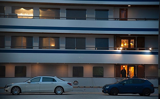 Trasiego de vehículos en torno al barco, ayer. 