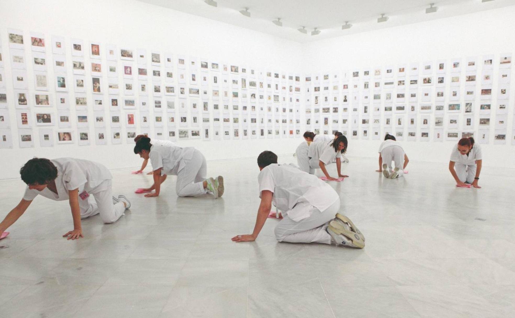 Acción del proyecto 'Quitando lo viejo' desarrollada en el Centro Andaluz de Arte Contemporáneo. 