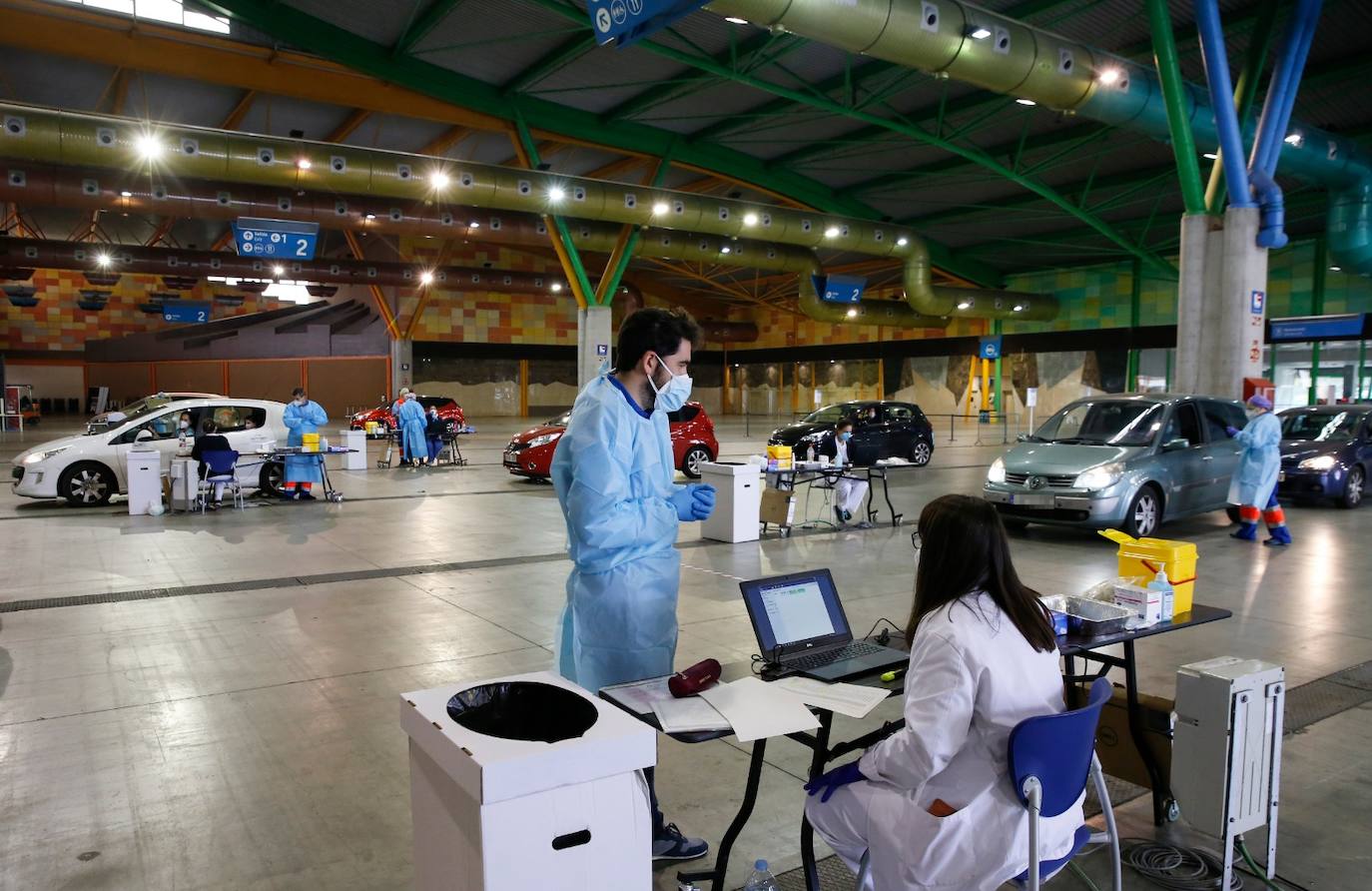 Vacunación masiva a los profesores en el Palacio de Ferias. 