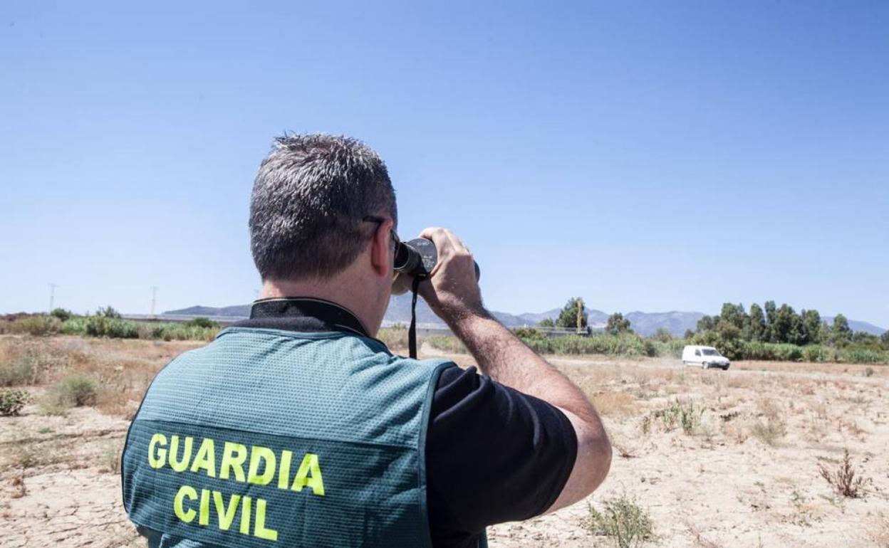 La Guardia Civil mantiene la vigilancia del campo con sus equipos ROCA. 