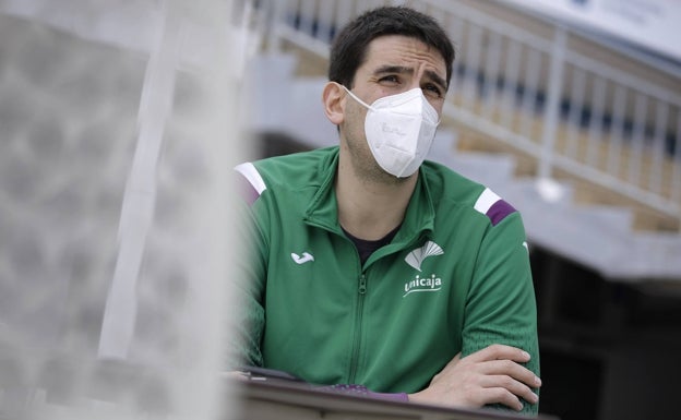 Suárez, con mascarilla durante la entrevista. 