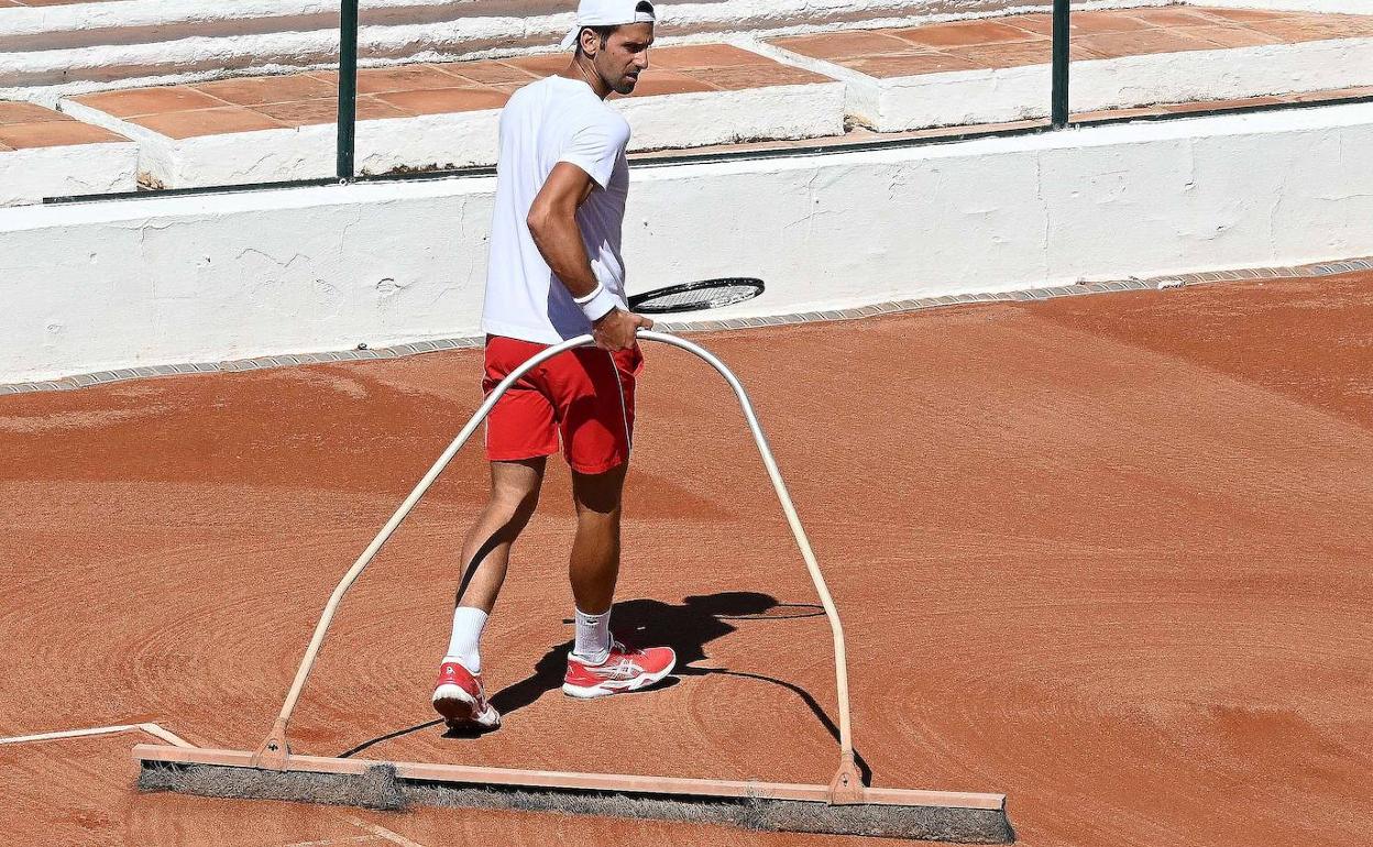 Novak Djokovic alisa la tierra de la central de Puente Romano, donde se jugará el AnyTech365 Andalucía Open y ha acudido a entrenarse más de una vez en los últimos tiempos. 