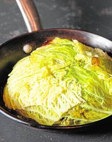 Imagen secundaria 2 - Dani ajustando el menú de ese día con Miguel Manzanares, su jefe de cocina. Abajo, calamar Kru y pastel de pularda (izquierda), .