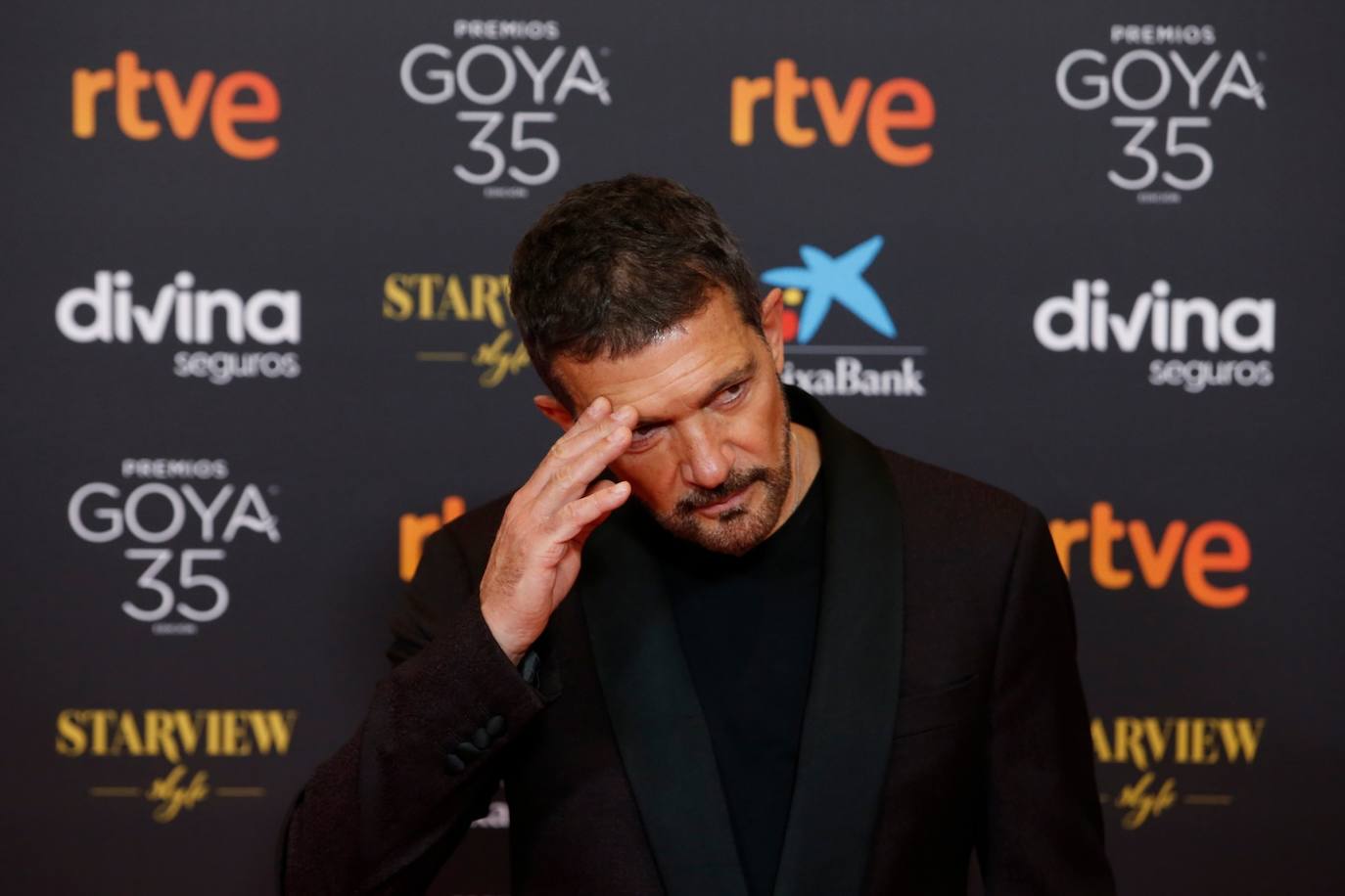 BANDERAS, FIEL AL NEGRO. El anfitrión y presentador, Antonio Banderas, fue fiel al negro, con traje y camiseta informal. Elegante como siempre pero correcto sin más.