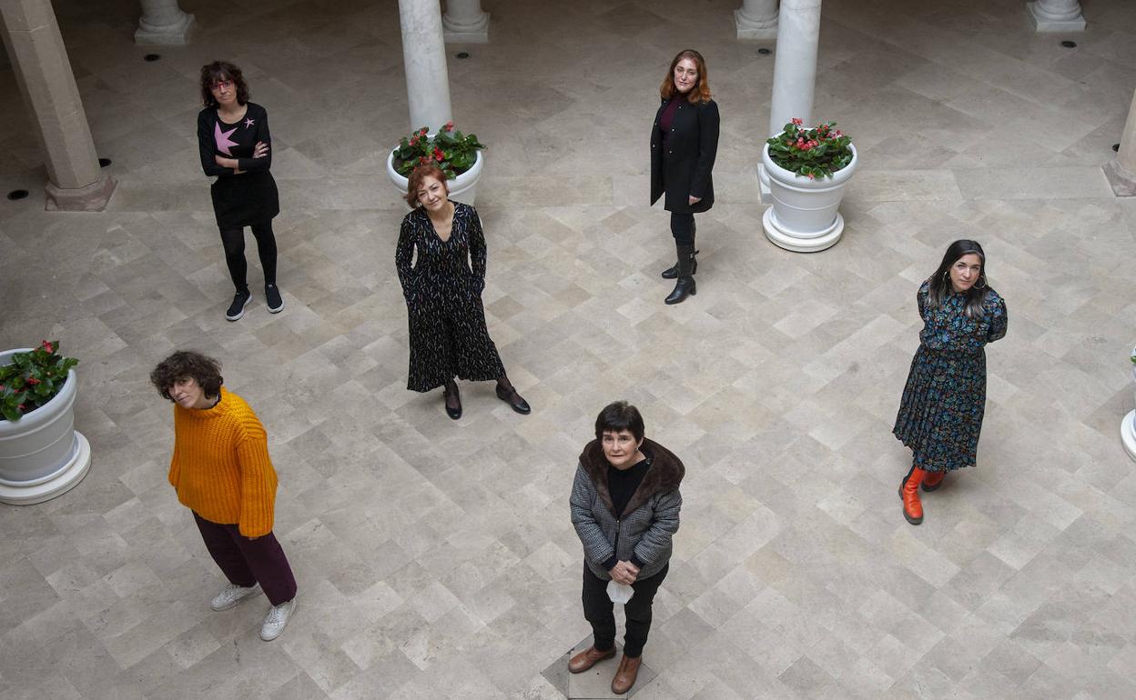 Cristina Consuegra, Victoria Abón, Lourdes Moreno, Violeta Niebla, Tecla Lumbreras y Alessandra García, en el patio del Thyssen. 