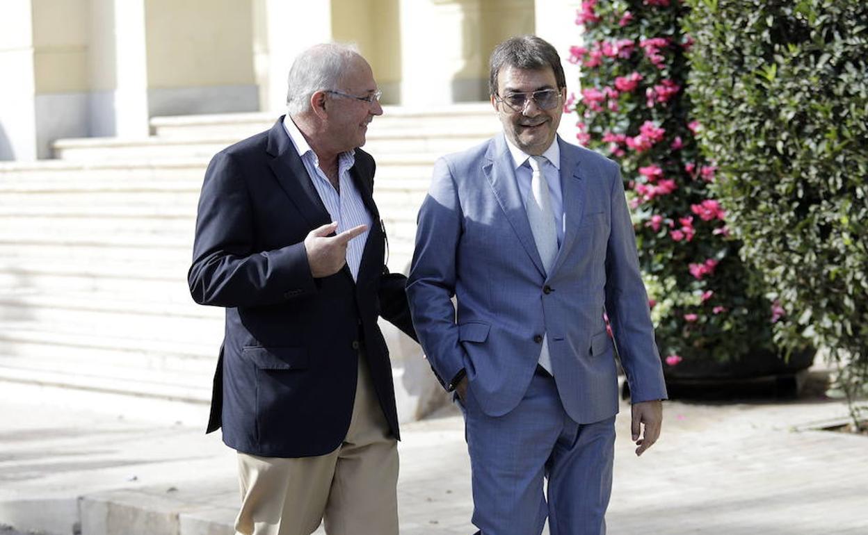 José Carlos Aguilera y Jamal Satli, a las puertas del Ayuntamiento.
