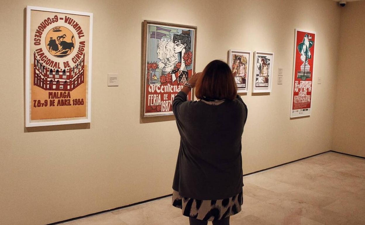 La muestra presenta casi medio centenar de piezas de los años 1977 a 2013