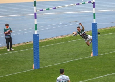 Imagen secundaria 1 - El partido dejó imágenes muy espectaculares en el Estadio de Atletismo. 