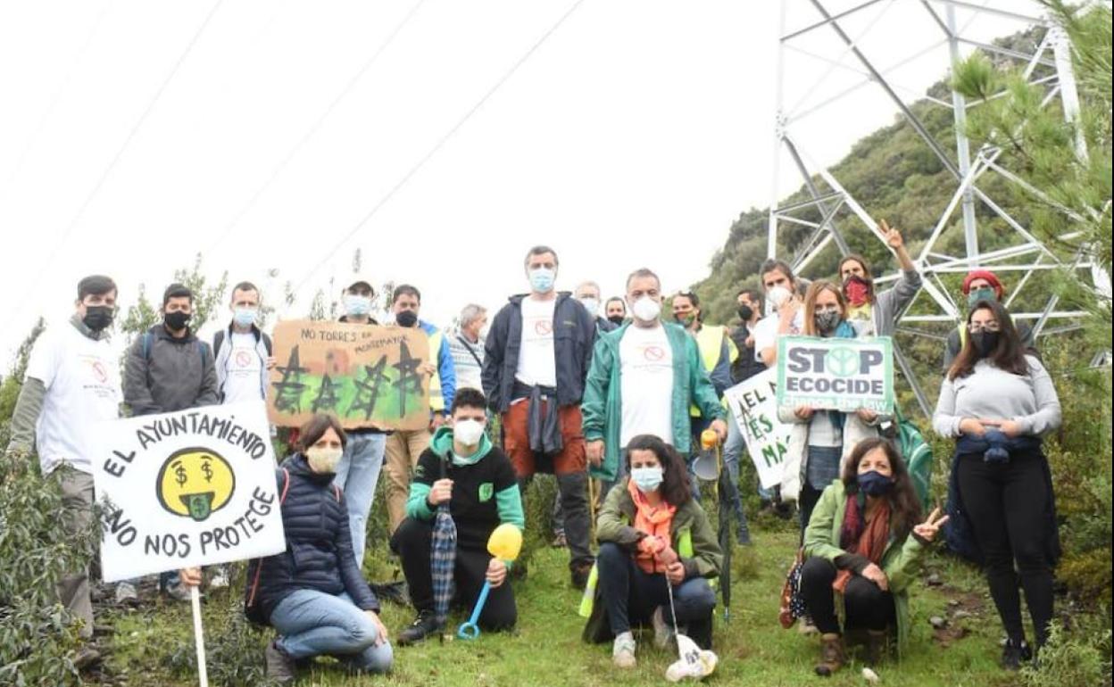 Participantes de la caminata reivindicativa hacia el paraje protegido. 