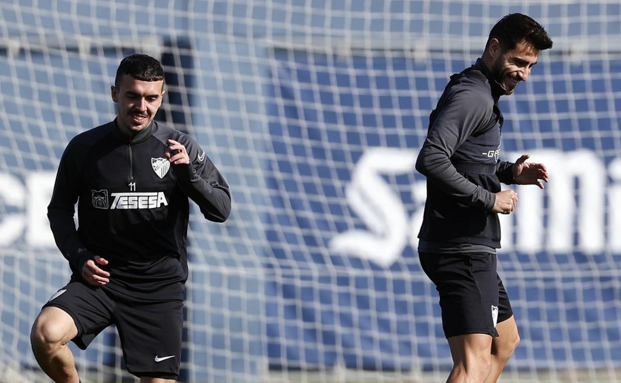 Los jugadores del Málaga, Joaquín (i) y Luis Muñoz, sonríen durante un entrenamiento reciente. 