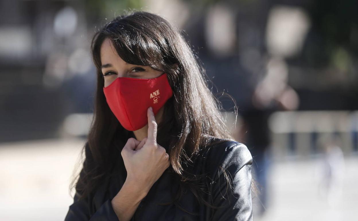 Marina Parés, en Málaga, señalando el título de su película, 'Ane', en la mascarilla. 