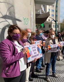 Imagen secundaria 2 - Arriba, vista del baile feminista en el Parque de Málaga. Abajo, a la izquierda, marcha que se registró por la mañana en el centro histórico. Al lado, acto en el sindicato de UGT