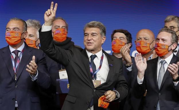 El candidato a la presidencia del FC Barcelona, Joan Laporta (c), celebra su victoria tras ser elegido como nuevo presidente del club azulgrana en las elecciones 